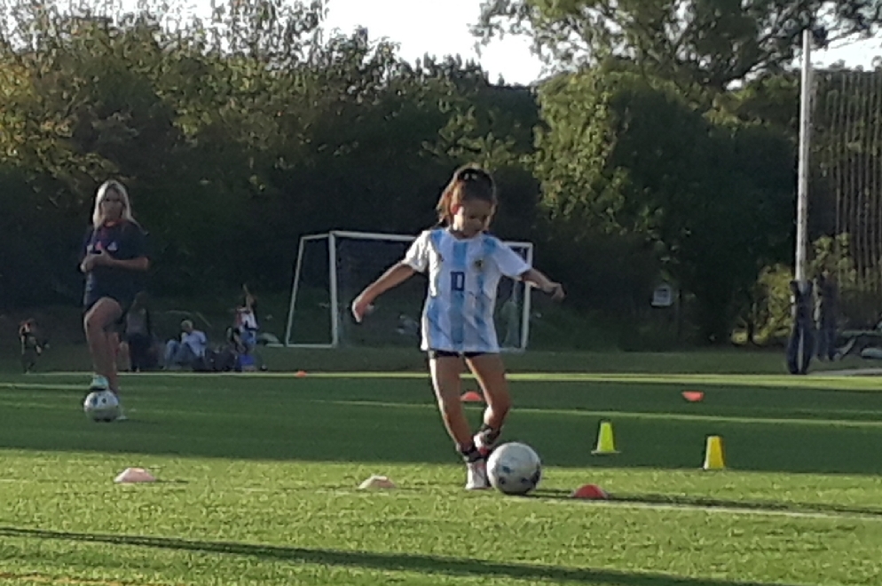 La pelota siempre a la diez: el fútbol femenino para niñas la pisa en Funes